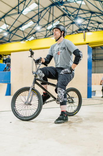 G-Form Pro X-3 Knee Guard Street Art 